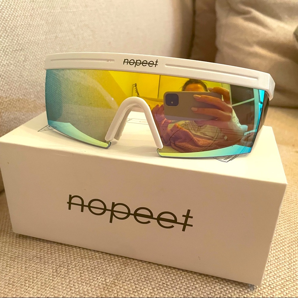 Da Taxfraud Crystal nopeet shades.